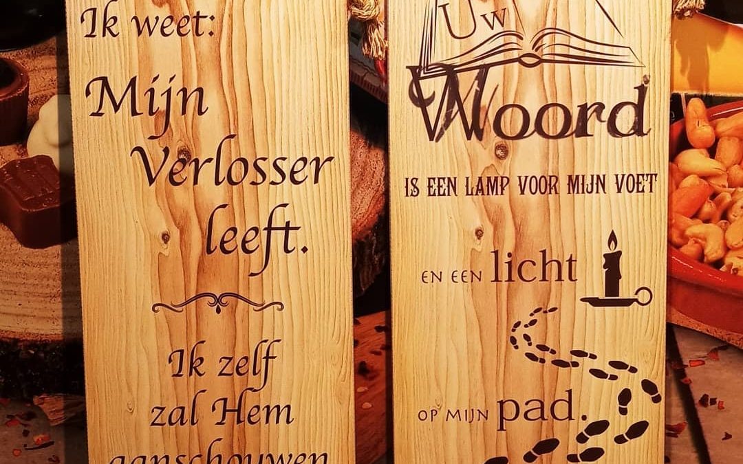 Mooie TEKSTBORDEN 
 60 BIJ 25 cm
 €11.95 
 Verkrijgbaar bij ‘t Soetendal HOFST…