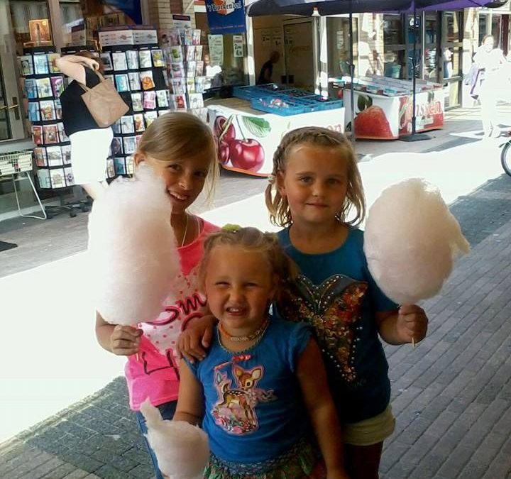 Vanmiddag suikerspinnen bij onze winkel in het URKERHARD tijdens de kinderrommel…