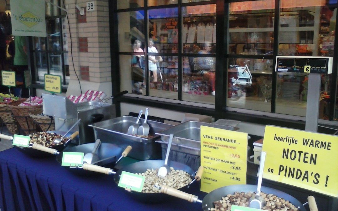 Noten branden op de braderie@winkelcentrum Urkerhard! O.a. heerlijk warme pistac…