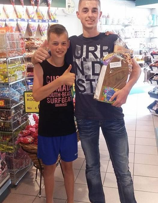 Ja ja…de winnaar Jan-Jaap de Vries samen met zijn broertje….