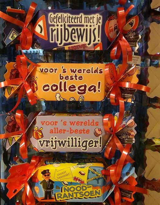 Een kleurrijk stel nieuwe toffeedoosjes in onze winkels! Welke tekst vinden jull…