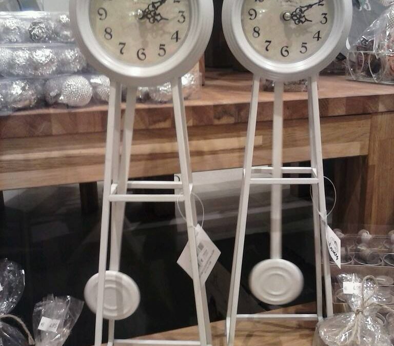 Wat vinden jullie van onze super leuke, gezellige brocante klokjes?…