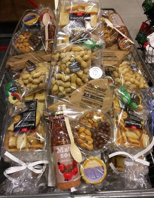 Weer een héél tevreden klant vertrokken met onze kerstpakketten#bijonsdelekkerst…