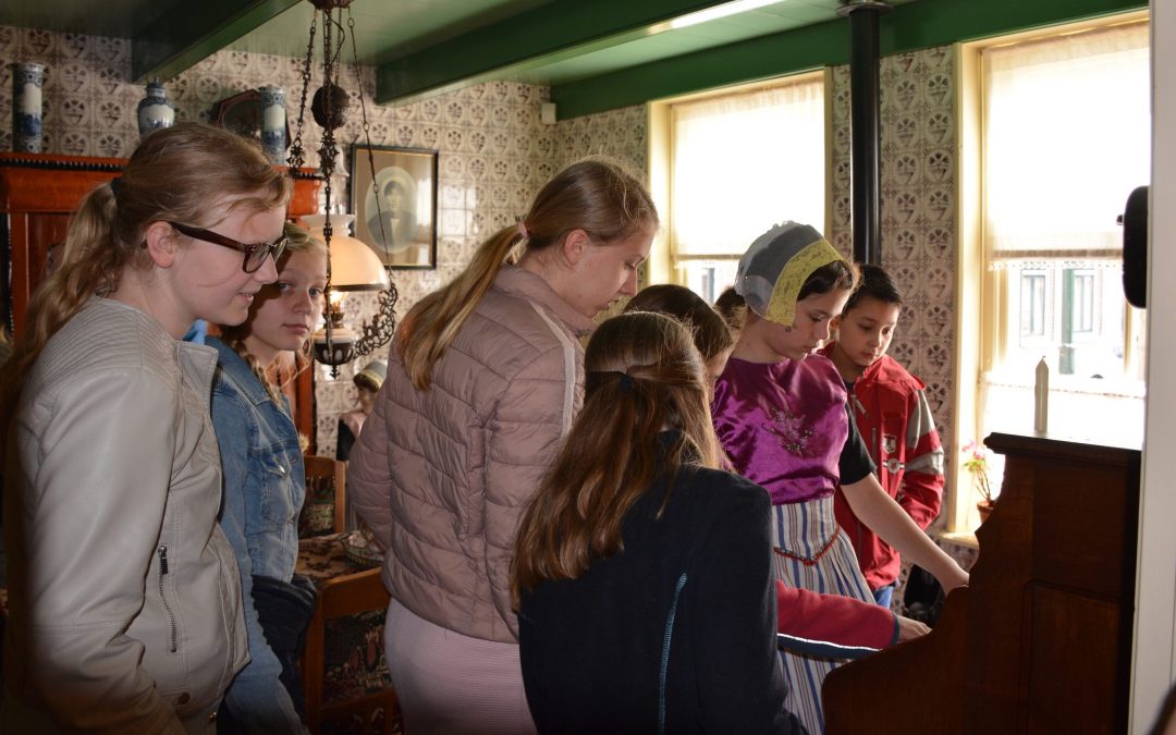 Dineke Romkes neemt klas Staphorst mee naar Urk