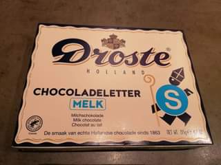 Kan een afbeelding zijn van de tekst 'Droste HOLLAND Cocoa CHOCOLADELETTER MELK Milchschokolade Milk chocolate Chocolat au lait De smaak van echte Hollandse chocolade sinds 1863 S 135g nETWT.135g471 4707'