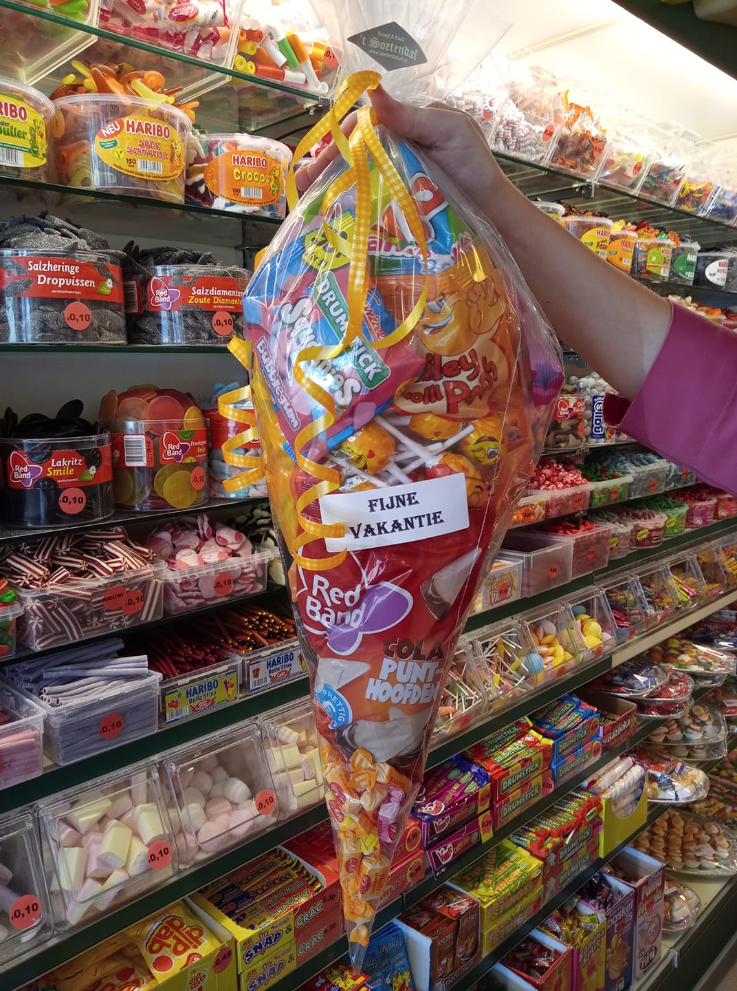 Hebben jullie onze MEGA puntzakken al gespot? TAG degene die Hebben jullie onze MEGA puntzakken al gespot? TAG degene die dit wel op krijgt in zijn of haar vakantie......