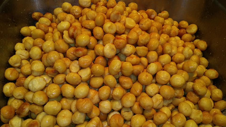 JA…ze zijn weer klaar! Onze noten liggen weer vers gebrand op jullie te wachten…..